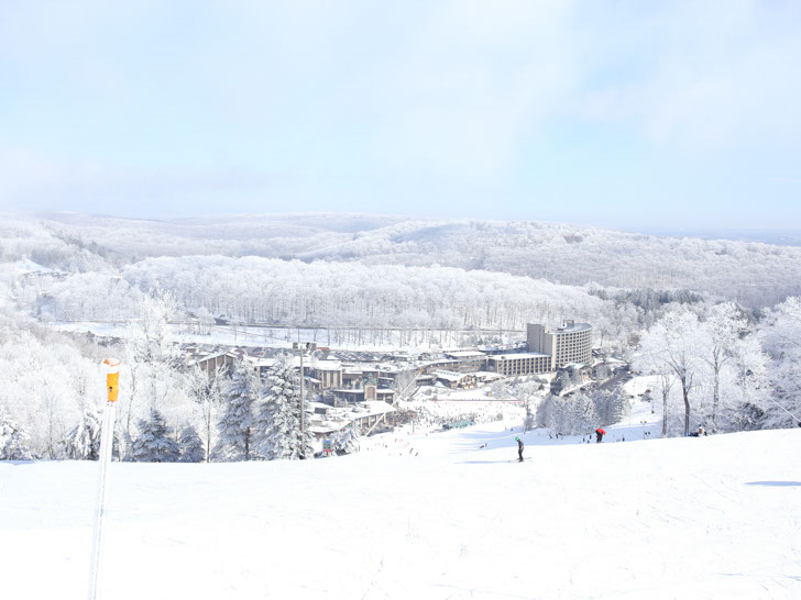 Image from the top of a ski run at seven springs with lodging at the base