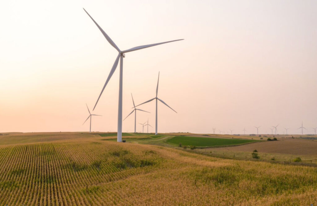 Picture of a windfarm with wind turbines at dusk